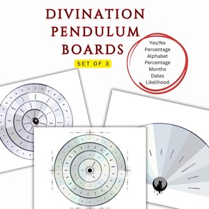 Pode incluir: Conjunto de três tábuas de pêndulo de adivinhação. Cada tábua apresenta um design circular com secções para Sim/Não, Alfabeto, Meses, Datas e Probabilidade. As tábuas são brancas com detalhes cinzentos e pretos. O texto 'Set of 3' é visível.
