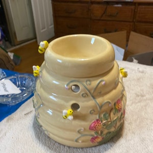 Honey Comb with tiny honey Bees warmer by party lite