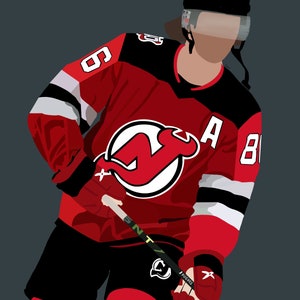 Könnte beinhalten: Ein Hockeyspieler trägt ein rot-weiß-schwarzes Trikot mit der Nummer 88 auf dem Rücken. Das Trikot hat ein großes rot-weißes Logo mit den Buchstaben "NJ" auf der Vorderseite. Der Spieler hält einen Hockeyschläger und schaut nach rechts.