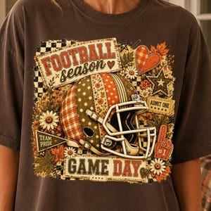 Peut inclure: Un t-shirt à manches courtes marron foncé avec une impression graphique représentant un casque de football américain, des feuilles d'automne, des fleurs et un motif à carreaux. Le texte indique "FOOTBALL season" et "GAME DAY".