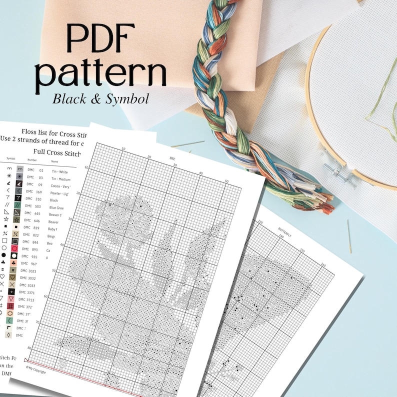 Pode incluir: Um padr&atilde;o PDF de ponto cruz com o texto "PDF pattern Black & Symbol". A imagem mostra um padr&atilde;o impresso, linha de bordar e um bastidor de bordado. O padr&atilde;o inclui uma lista de fios e uma grade para costurar.