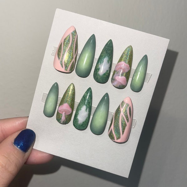 Roze en groene sprookjespaddestoelpers op nagels