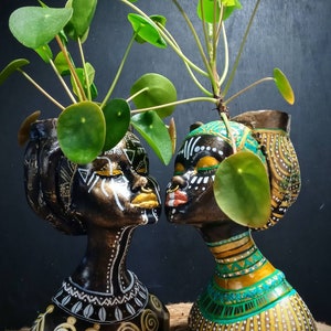 Pot de fleur en forme de visage de femme africaine