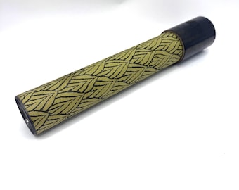 Tubo con estampado verde vintage de 13 pulgadas de C. Bennett Kaleidoscope, extremos negros.