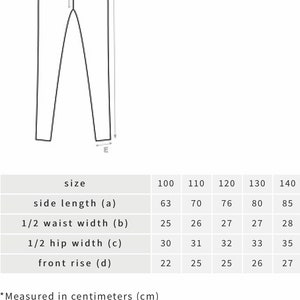 Puede incluir: Una tabla de tallas para pantalones con medidas en cent&iacute;metros para la longitud del lado, la anchura de la cintura, la anchura de la cadera y la altura del tiro. La tabla incluye las tallas 100, 110, 120, 130 y 140.