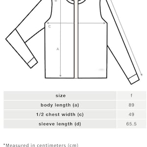 K&ouml;nnte beinhalten: Eine Strichzeichnung einer Jacke mit Ma&szlig;en f&uuml;r K&ouml;rperl&auml;nge, Brustweite und &Auml;rmell&auml;nge in Zentimetern. Die Ma&szlig;e sind: K&ouml;rperl&auml;nge 89 cm, Brustweite 49 cm und &Auml;rmell&auml;nge 65,5 cm.