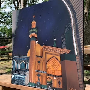 Op de afbeelding: Een schilderij van een moskee met een gouden koepel en minaret tegen een donkerblauwe nachthemel met sterren. De moskee is verlicht met warm licht. Het schilderij is gesigneerd met "Yazan Zahran 4-20-21".