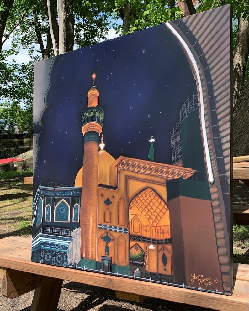 Op de afbeelding: Een schilderij van een moskee met een gouden koepel en minaret tegen een donkerblauwe nachthemel met sterren. De moskee is verlicht met warm licht. Het schilderij is gesigneerd met "Yazan Zahran 4-20-21".