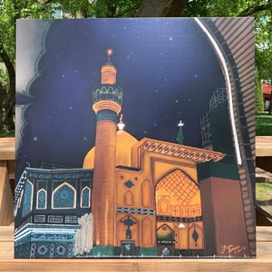 Op de afbeelding: Een schilderij van een moskee met een gouden koepel en minaret onder een sterrenhemel. De moskee wordt verlicht door warm licht, en het schilderij is gesigneerd door de kunstenaar.