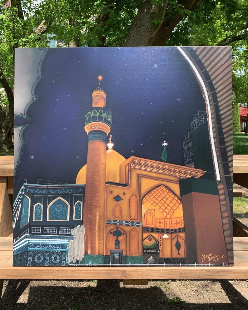 Op de afbeelding: Een schilderij van een moskee met een gouden koepel en minaret onder een sterrenhemel. De moskee wordt verlicht door warm licht, en het schilderij is gesigneerd door de kunstenaar.