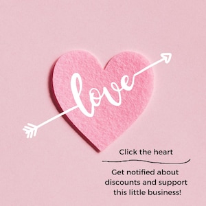 Puede incluir: Un coraz&oacute;n de fieltro rosa con la palabra "love" escrita en cursiva blanca. Una flecha atraviesa el coraz&oacute;n. El texto debajo dice: "Haz clic en el coraz&oacute;n Recibe notificaciones sobre descuentos y apoya a este peque&ntilde;o negocio!"