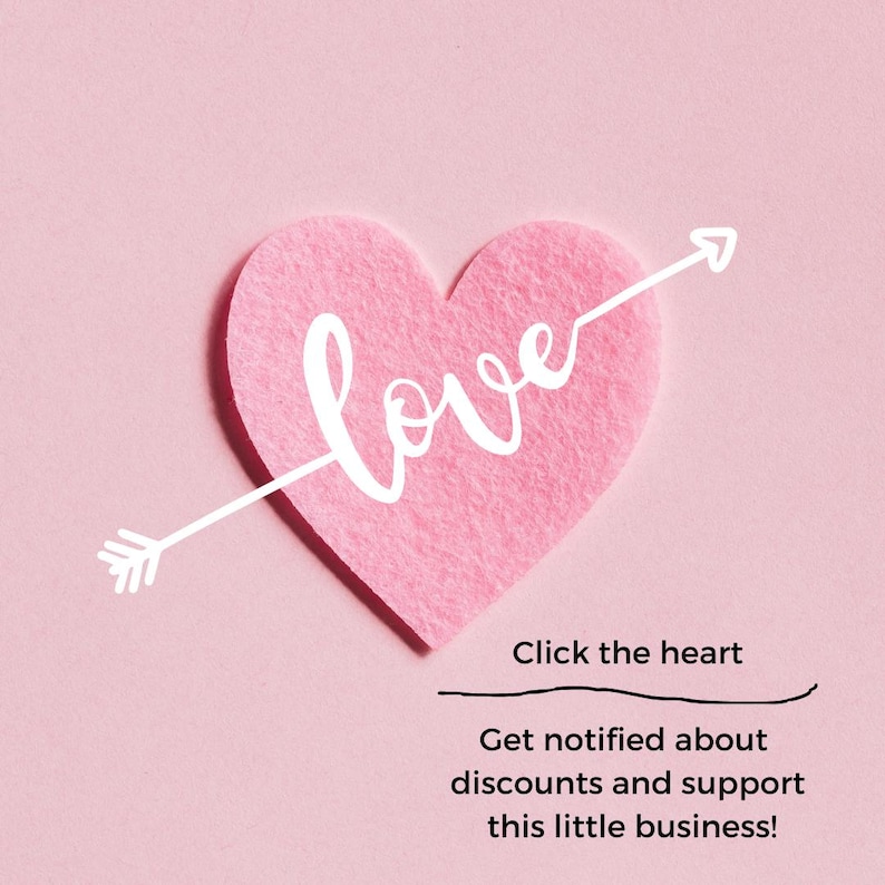 Puede incluir: Un coraz&oacute;n de fieltro rosa con la palabra "love" escrita en cursiva blanca. Una flecha atraviesa el coraz&oacute;n. El texto debajo dice: "Haz clic en el coraz&oacute;n Recibe notificaciones sobre descuentos y apoya a este peque&ntilde;o negocio!"