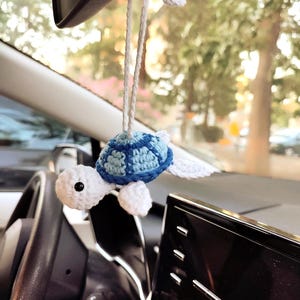 Ciondolo per auto a forma di tartaruga marina all'uncinetto, simpatico accessorio per auto a forma di tartaruga blu, ciondolo per auto Y2K, decorazione per auto in peluche, regalo essenziale per i viaggi in auto per uomo