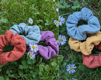 Musselin-Scrunchie Haargummi mit Stickerei Retro Vintage - senfgelb, dusty mint, terracotta, dusty purple - Musselinscrunchie Boho