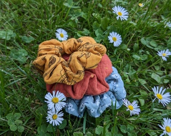 Handgemachter Bio Musselin-Scrunchie - Blütenmuster senfgelb, blassblau, rainbow rost - Scrunchies, Haargummi ~ Boho Musselinscrunchie