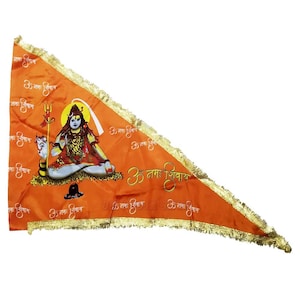 Può includere: Una bandiera triangolare arancione con un bordo di frangia dorata. La bandiera presenta una rappresentazione di Shiva, una divinità indù, al centro. Il testo "Om Namah Shivaya" è ripetuto più volte sulla bandiera.