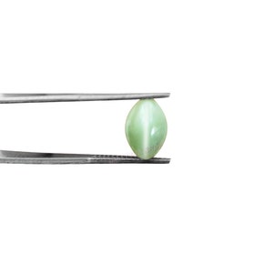 4.30 Carat Chrysoberyl Cat&#39;s Eye Gemstone: Natural Oval Cabochon