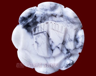 Howlite bianca Lakshmi Paduka su fiore di loto - Pietra della ricchezza indù - Om Pooja Shop