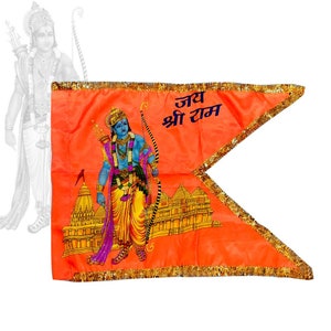 Può includere: Una bandiera arancione con bordatura dorata e un'immagine blu e dorata di una divinità indù che tiene un arco e una freccia. La bandiera ha il testo "Jay Shri Ram" in lettere blu.