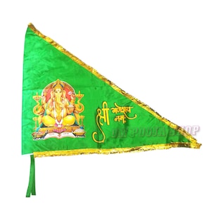 Può includere: Una bandiera triangolare verde con un bordo dorato e un fiocco. La bandiera presenta una raffigurazione della divinità indù Ganesha, con il testo "Shri Ganpati Namaha" in lettere dorate.
