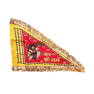 Op de afbeelding: Een driehoekige religieuze vlag in geel en rood met gouden franjes. Het toont een illustratie van een godheid en tekst in script. De vlag wordt waarschijnlijk gebruikt voor religieuze of ceremoniële doeleinden.