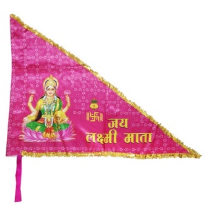 Può includere: Una bandiera triangolare rosa con un bordo di frangia dorata. La bandiera presenta una rappresentazione della dea indù Lakshmi, seduta su un fiore di loto. Il testo "|| श्री || जय लक्ष्मी माता" è stampato in lettere dorate.