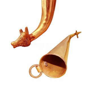 Puede incluir: Un par de trompetas antiguas de latón con un diseño de cabeza de lobo en un extremo. Las trompetas están hechas de latón brillante y dorado y tienen una forma cónica.