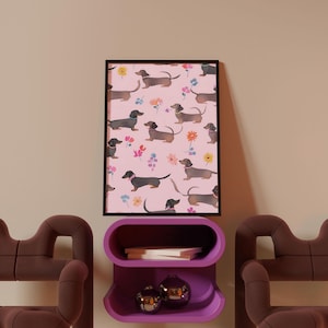 Könnte beinhalten: Ein rosa gerahmter Druck mit einem sich wiederholenden Muster aus schwarzen Dackeln und bunten Blumen. Der Druck hängt an einer Wand über einem lila Regal mit zwei Ablagen. Zwei braune Stühle stehen auf beiden Seiten des Regals.