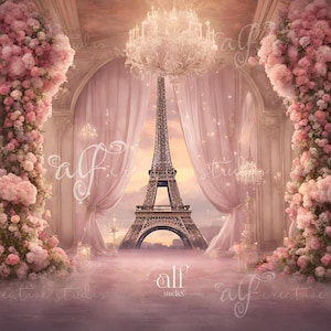 Op de afbeelding: Een digitale achtergrond met een roze en witte Parijse kamer met uitzicht op de Eiffeltoren door een raam. De kamer is versierd met roze bloemen en een kroonluchter. De tekst "all' studios" is zichtbaar in het midden onderaan de afbeelding.