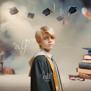 Puede incluir: Una persona joven con una toga de graduación verde y una banda dorada se encuentra frente a un fondo con una pila de libros, un gorro de graduación y globos. El fondo es de color marrón claro con un efecto de niebla blanca.