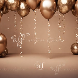 Puede incluir: Un telón de fondo de estudio con globos dorados y orbes brillantes. Serpentinas doradas cuelgan de los globos. El fondo es de color sólido y neutro. El texto "alf creative studios" es visible.