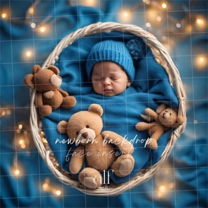 Puede incluir: Un bebé recién nacido durmiendo, con un gorro azul tejido, dentro de una cesta de mimbre blanca con tela azul. Tres ositos de peluche rodean al bebé. El texto "newborn backdrop face insert" y "alf studio" es visible.