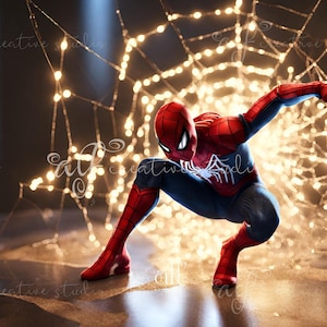 Puede incluir: Una figura de superhéroe roja y azul en posición de cuclillas, con un diseño de telaraña en el pecho, de pie frente a un fondo de luces de cadena y una telaraña.