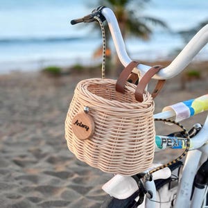 Rattan Fahrradkorb, Weidenfahrradkorb, Rattan Rollerkorb, personalisiertes Geschenk für Kinder, natürliches Spielzeug, Rattan Kinderzimmerdekor, Geschenk für Kind