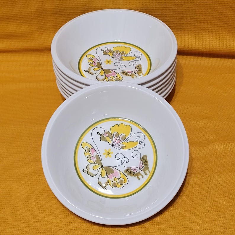 Pu&ograve; includere: Un set di sei ciotole in ceramica bianca con un design a farfalla. Le farfalle sono gialle, rosa e marroni con accenti verdi. Le ciotole sono perfette per servire cereali, zuppa o insalata.