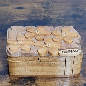 Caja de madera con diseño de flores hawaianas