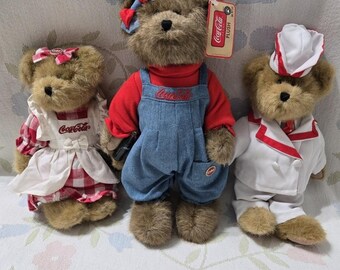 Set di 3 peluche a tema Coca-Cola di Lynette, Al e Kaylie della Boyd's Bears.