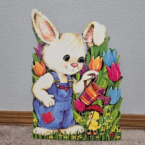 Conejito de Pascua vintage de cartón troquelado, tulipanes, pollito, regadera, flores, mariquita