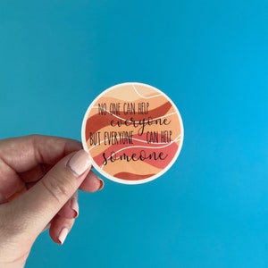 niemand kan iedereen helpen, maar iedereen kan iemand helpen stickeren, geestelijke gezondheid is belangrijk, anderen helpen stickeren, vriendelijk zijn, waterdichte sticker