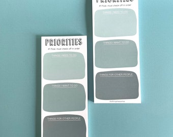 Puede incluir: Dos blocs de notas rectangulares con la palabra "PRIORITIES" en la parte superior. Cada bloc de notas tiene tres secciones etiquetadas como "THINGS I NEED TO DO", "THINGS I WANT TO DO" y "THINGS FOR OTHER PEOPLE". El fondo es de color verde azulado claro.