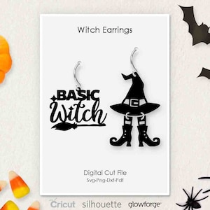 Op de afbeelding: Zwarte "Basic Witch" oorbellen met een heksenhoed en bezem ontwerp. De oorbellen staan op een witte achtergrond met Halloween decoraties, waaronder vleermuizen, spinnen en snoepmaïs. De tekst "Witch Earrings" staat bovenaan.