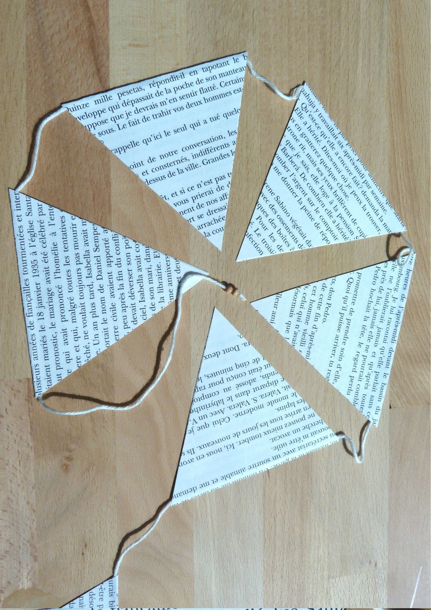 Guirlande de Grands Fanions en Livre Recyclé - 3 Mètres