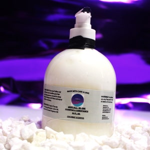 Puede incluir: Una botella de plástico blanca con una bomba negra y una etiqueta blanca que dice "MADE WITH CARE & LOVE" y "HERO ALL-IN-ONE SHAMPOO & CONDITIONER 16 FL. OZ. COCONUT SCENTED".