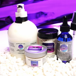 Puede incluir: Un conjunto de cuatro productos para el cuidado de la barba en botellas y frascos blancos y azules. Los productos incluyen un lavado de barba, aceite para barba, mantequilla para barba y un bálsamo para barba. Todos los productos están etiquetados con el mismo logotipo, que presenta un bigote y las palabras "Made with Care & Love".