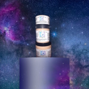 以下が含まれることがあります： 3つのフェイスマスク製品の瓶が積み重ねられています。瓶は白で黒い蓋が付いており、「Handmade with Care & Love」と書かれたラベルが付いています。ラベルには「Activated Charcoal Face Mask」と「Diamond Face Mask」の文字も書かれています。