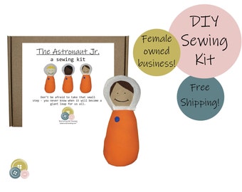 Apprenez à coudre → kit de couture DIY → kit de couture de poupée → toutes les fournitures (sauf les ciseaux) Inclus → Accès aux tutoriels vidéo → Cousons ensemble!