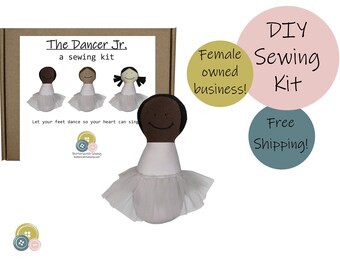 Apprenez à coudre → kit de couture DIY → kit de couture de poupée → toutes les fournitures (sauf les ciseaux) Inclus → Accès aux tutoriels vidéo → Cousons ensemble!