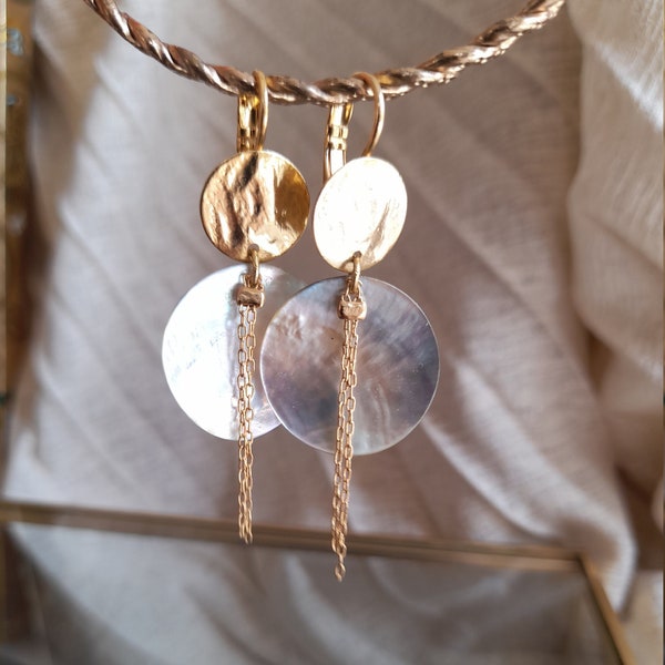 Leverback earrings gilded with fine gold and natural mother-of-pearl sequins