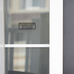 Adesivo de vinil "Por favor, coloque os pacotes na lixeira" | Adesivo de porta | Adesivo de janela | Placa de instruções de entrega de entregas por correio Texto personalizado UPS Post