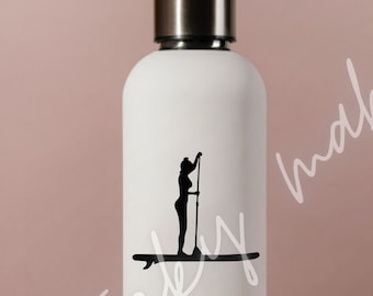 Op de afbeelding: Witte waterfles met een zwart silhouet van een persoon die aan het paddleboarden is. De fles heeft een zilveren dop.